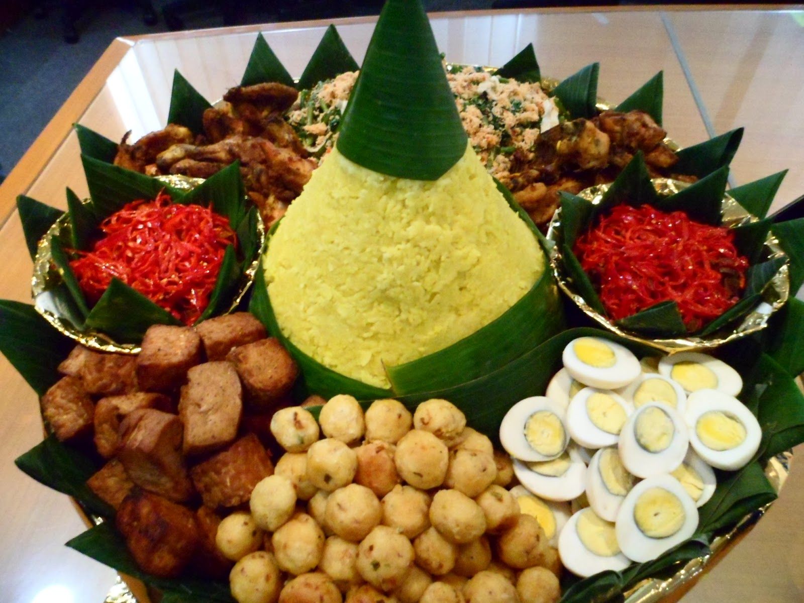 Nasi Tumpeng Komplit Manado