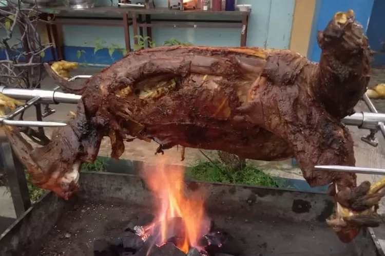 Kambing Guling Halal Manado Bikin Acara Pesta Meriah